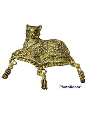 Feline Cat On Tasseled Cushion Patterned Goldtone Metal Brooch Pin Green Eyes
